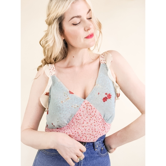 Vintage Tops - 90s Floral V Neck Sleeveless VTG Flutter Blouse